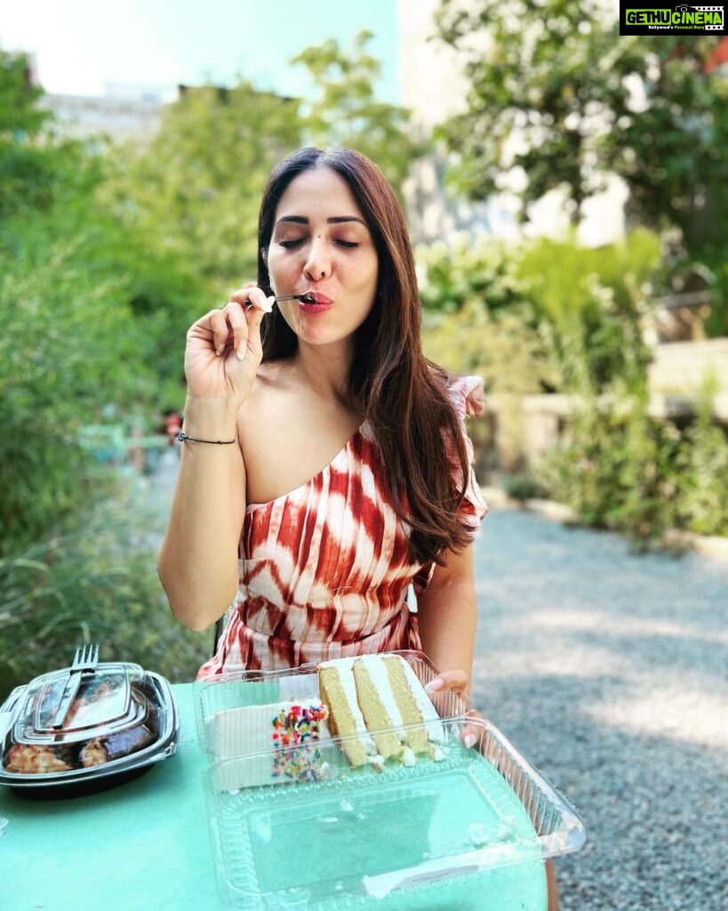 Kim Sharma Instagram - It’s #monday you deserve some cake 🍰 #mondaymotivation #letthemeatcake