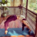 Kim Sharma Instagram - 4 years since I had spine surgery and I never thought I’d be able to do back bends again .This asana has been my nemesis and I have really been wanting to find ease with it . Thank you @ianlewis4806 for getting me here . It’s not perfect (yet) but it’s a HUGE achievement for me ( yay !). If you TRY and you PRACTICE and you BELIEVE you ALWAYS get to THAT which you think is impossible.So keep at it . Everyday 🙌🏻 #mondaymotivation #kimpossible 🧘🏻‍♀️
