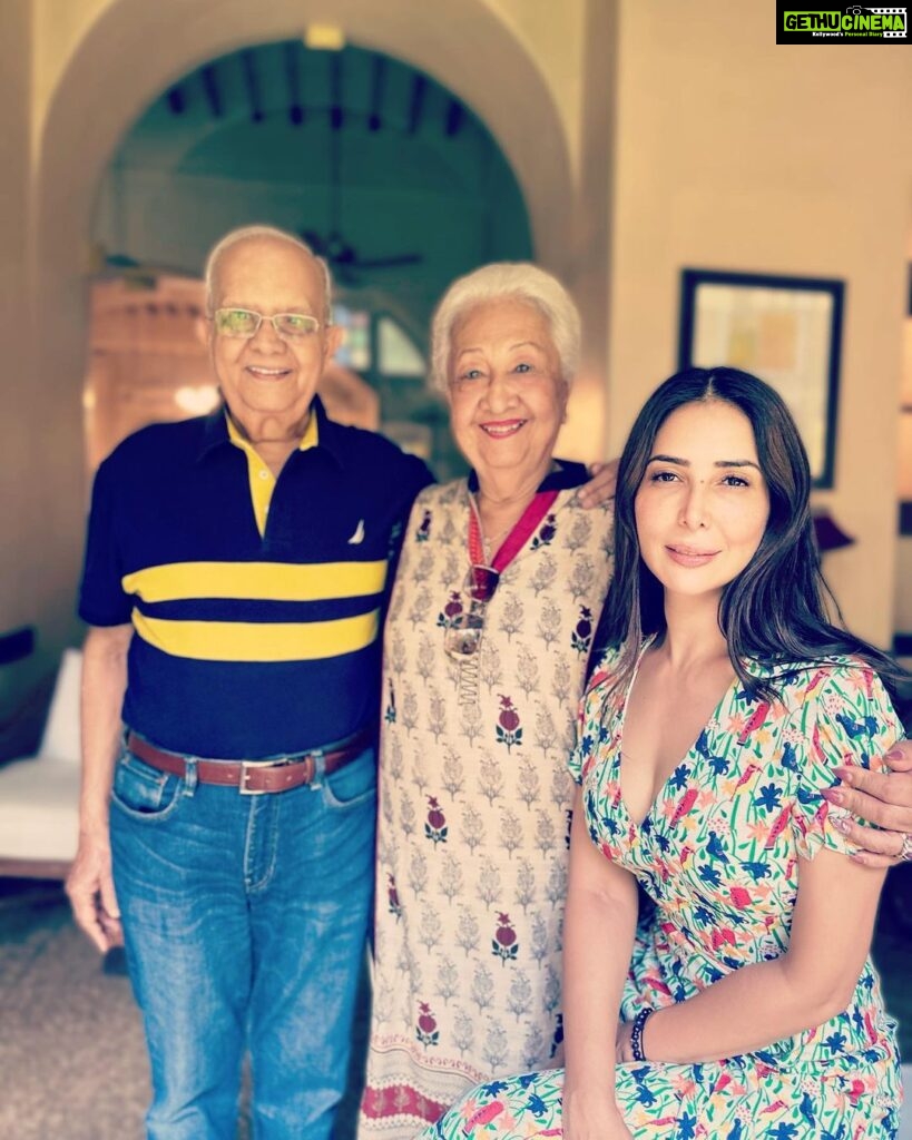 Kim Sharma Instagram - Counting my many blessings .. these are my biggest . Happy Easter 🐣 May the love of Christ fill you with Joy,Ease and Peace♥💒