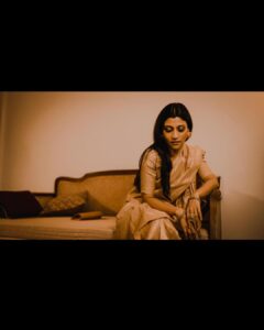 Konkona Sen Sharma Instagram - This is for all the Bharati Mondols out there, we see you and we love you. 
Thank you @filmfare for this honour! 
Thank you @neeraj.ghaywan for trusting me with Bharati Mondol. 
Thank you to the entire team of Geeli Puchi!
Thank you to @yashicadutt ‘s book Coming Out As Dalit and Erika Linder’s (@richiephoenix) performance in Below Her Mouth for inspiring me. 
♥️♥️♥️

Styling: @damini_styles 
Saree: @makutextiles 
Blouse: @divyabydivyaanand
Earrings: @motifsbysurabhidiwania x @sonyashaikh
Ring: @amrapalijewels
Bangles: @sangeetaboochra
Makeup: @tenzinseldon__
Hair: @nimishashah210
Photographer: @hitc.61