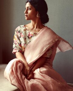 Konkona Sen Sharma Instagram - A holiday from my usual self! 
Promotions for #ajeebdaastaans #geelipucchi 

Thank you:
Outfit - @anavila_m
Jewellery - @sheetalzaveribyvithaldas
HMU - @krisann.figueiredo.mua
Styled by - @who_wore_what_when 
Photography- @anurag_kabburphotography