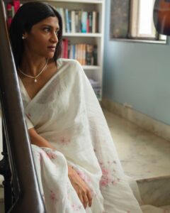 Konkona Sen Sharma Instagram - At home in Anavila 🌸

For Mumbai Diaries 26/11 virtual promotions

Saree: @anavila_m 
Jewellery: @shoplune 
Styling: @damini_styles 
Hair: @nimishashah210 
Makeup: @tenzinseldon_____ 
Photography: @gourabganguli