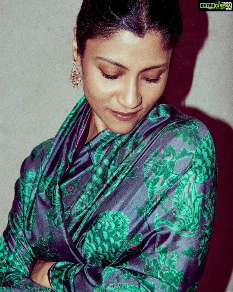 Konkona Sen Sharma Instagram - That time I didn’t wear a blouse :) Outfit - @raw_mango Jewelry-@kharikajai Footwear -@aprajitatoorofficial HMU - @krisann.figueiredo.mua Styled by - @who_wore_what_when Photography- @anurag_kabburphotography