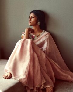 Konkona Sen Sharma Instagram - A holiday from my usual self! 
Promotions for #ajeebdaastaans #geelipucchi 

Thank you:
Outfit - @anavila_m
Jewellery - @sheetalzaveribyvithaldas
HMU - @krisann.figueiredo.mua
Styled by - @who_wore_what_when 
Photography- @anurag_kabburphotography