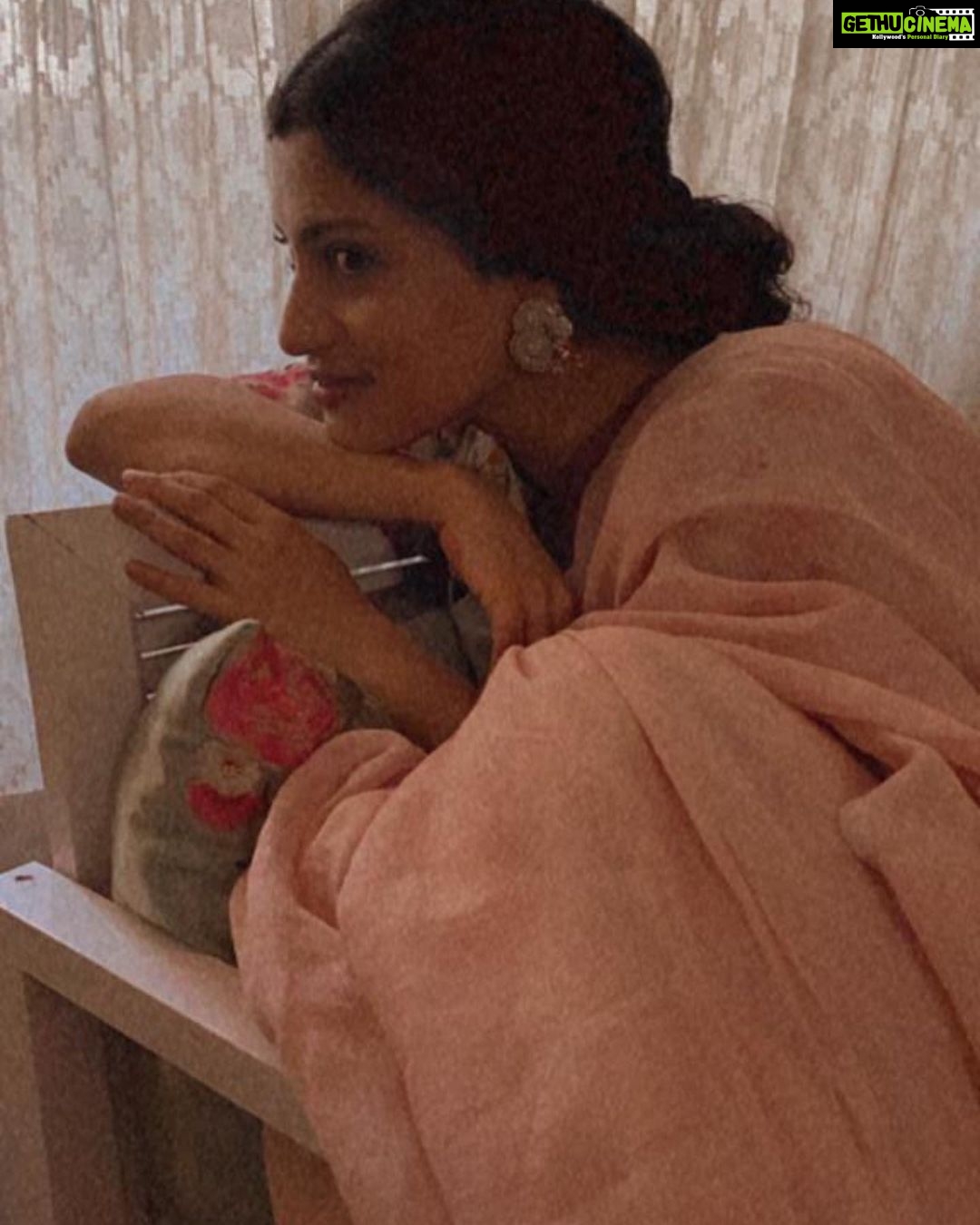 Konkona Sen Sharma Instagram - Shubho Nobo Borsho! Thrilled to be doing promotions for #ajeebdaastaans after a brief covid scare! Test turned out to be negative and I couldn’t be more grateful. Can’t wait for you guys to watch @neeraj.ghaywan’s Geeli Puchi, which is a part of this @dharmaticent Anthology. Saree - @anavila_m Jewelry - @sheetalzaveribyvithaldas Styled by- @who_wore_what_when Pictures by - @damini_styles Hair and make up: Me! So please to forgive.