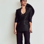 Konkona Sen Sharma Instagram - What a magical evening! So much gratitude 🖤🖤 #geelipuchi #mumbaidiaries @filmcriticsguild Suit - @jewellynalvares Makeup - @krisann.figueiredo.mua Style by - @who_wore_what_when Photography- @chandrahas_prabhu