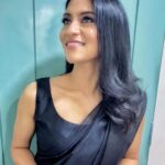 Konkona Sen Sharma Instagram - #vanityvandiaries Recently, to promote our film Ram Prasad Ki Tehrvi (releasing in cinemas Jan 1st) at the #kapilsharmashow I repeated one of my favourite outfits. A sari by @turnblackofficial Make up by @shraddhabachani Hair by kunda.