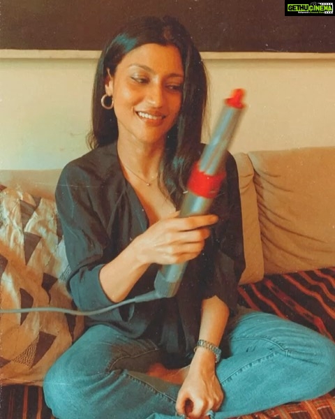 Konkona Sen Sharma Instagram - Loving the Dyson airwrap! The heat is safe for my hair thanks to the Coanda Effect and it works magically on my hair! It also has curl, wave, smooth and dry settings so I can customise as per my liking and occasion! #DysonIndia #DysonAirwrap #DysonHairAtHome @dyson_india