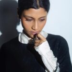 Konkona Sen Sharma Instagram - Hand on head for too many reasons these days! Shot by: @gourabganguli Clothes: @injiri Earrings: @payalkhandwala Styled by: @damini_styles Makeup: @makeupbyanupamagautam (@namratasoni ) Hair: @dynamitepikachu #gourabganguliphotography