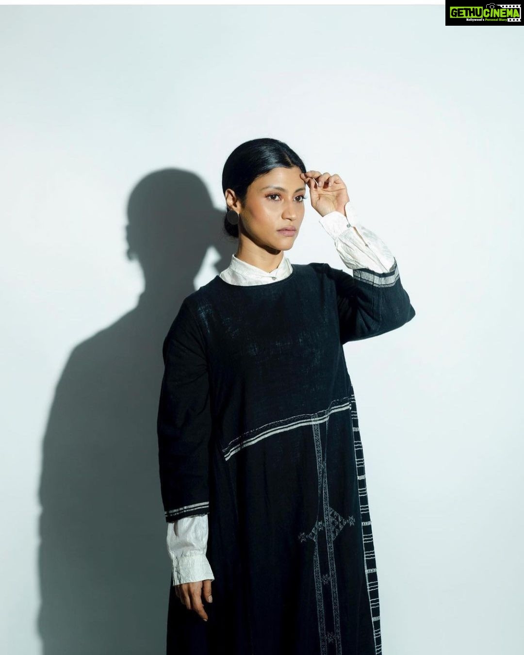 Konkona Sen Sharma Instagram - Hand on head for too many reasons these days! Shot by: @gourabganguli Clothes: @injiri Earrings: @payalkhandwala Styled by: @damini_styles Makeup: @makeupbyanupamagautam (@namratasoni ) Hair: @dynamitepikachu #gourabganguliphotography
