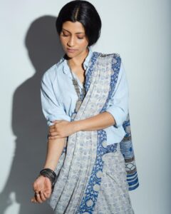 Konkona Sen Sharma Instagram - When you don’t have a matching blouse!

Shot by : @gourabganguli
Styled by: @damini_styles
Makeup: @makeupbyanupamagautam (@namratasoni )
Hair: @dynamitepikachu
#gourabganguliphotography