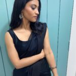 Konkona Sen Sharma Instagram - #vanityvandiaries Recently, to promote our film Ram Prasad Ki Tehrvi (releasing in cinemas Jan 1st) at the #kapilsharmashow I repeated one of my favourite outfits. A sari by @turnblackofficial Make up by @shraddhabachani Hair by kunda.