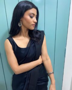 Konkona Sen Sharma Instagram - #vanityvandiaries 
Recently, to promote our film Ram Prasad Ki Tehrvi (releasing in cinemas Jan 1st) at the #kapilsharmashow I repeated one of my favourite outfits. A sari by @turnblackofficial 
Make up by @shraddhabachani 
Hair by kunda.