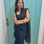 Konkona Sen Sharma Instagram - #vanityvandiaries Recently, to promote our film Ram Prasad Ki Tehrvi (releasing in cinemas Jan 1st) at the #kapilsharmashow I repeated one of my favourite outfits. A sari by @turnblackofficial Make up by @shraddhabachani Hair by kunda.