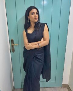 Konkona Sen Sharma Instagram - #vanityvandiaries 
Recently, to promote our film Ram Prasad Ki Tehrvi (releasing in cinemas Jan 1st) at the #kapilsharmashow I repeated one of my favourite outfits. A sari by @turnblackofficial 
Make up by @shraddhabachani 
Hair by kunda.