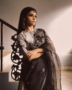 Konkona Sen Sharma Instagram - On the 3rd of December, my birthday, I got a wonderful gift from the universe. A best actress award from the @asianacademycreativeawards for Geeli Puchi (Ajeeb Daastaans)!
So grateful to be able to inhabit the many worlds of Bharati Mondol. Many thanks to all that made this happen! 
@neeraj.ghaywan 
@aditiraohydari
@sumit.saxena.35912
@SiddharthDiwan
@rohitrchaturvedi
@kazvindangor
@jyotinisha
@jrmellocastro
@melanie_dsouza_makeup
@zoparvin
@baidnitin
@alokanandadasgupta
@vidushak
@karanjohar 
@somenmishra 
@netflix_in 
@srishtibehlarya
@dharmaticent 
@bling_entertainment
@urvashizala 

For the event:
Styling: @damini_styles 
Saree: @raw_mango
Jewellery: @amrapalijewels 
Makeup: @melanie_dsouza_makeup 
Hair: @nimishashah210
Shot by: @avani.rai
@methodindia