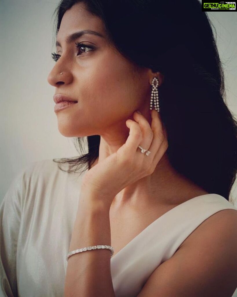 Konkona Sen Sharma Instagram - Happy Holi! 💙💜💗💛💚 For @vogueindia Styled by @damini_styles Wearing @431_88 Earrings @viangevintage Rings and bracet @house.of.quadri Hmu @sakil.kunwar Images @gourabganguli
