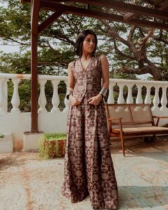 Konkona Sen Sharma Instagram - The Sun in my eyes makes some of your lies worth believing :)

Credits:
For @vogueindia 
Styled by @damini_styles 
Clothes, earrings and cuffs:  @payalkhandwal a p
Eyewear: @romanarsinghaniofficial 
Hmu @sakil.kunwar 
Images @gourabganguli
@elevate_promotions