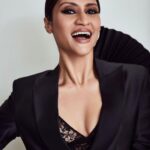 Konkona Sen Sharma Instagram - What a magical evening! So much gratitude 🖤🖤 #geelipuchi #mumbaidiaries @filmcriticsguild Suit - @jewellynalvares Makeup - @krisann.figueiredo.mua Style by - @who_wore_what_when Photography- @chandrahas_prabhu