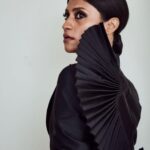 Konkona Sen Sharma Instagram - What a magical evening! So much gratitude 🖤🖤 #geelipuchi #mumbaidiaries @filmcriticsguild Suit - @jewellynalvares Makeup - @krisann.figueiredo.mua Style by - @who_wore_what_when Photography- @chandrahas_prabhu
