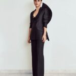 Konkona Sen Sharma Instagram - What a magical evening! So much gratitude 🖤🖤 #geelipuchi #mumbaidiaries @filmcriticsguild Suit - @jewellynalvares Makeup - @krisann.figueiredo.mua Style by - @who_wore_what_when Photography- @chandrahas_prabhu