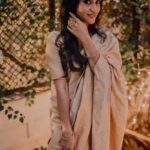 Konkona Sen Sharma Instagram - This is for all the Bharati Mondols out there, we see you and we love you. Thank you @filmfare for this honour! Thank you @neeraj.ghaywan for trusting me with Bharati Mondol. Thank you to the entire team of Geeli Puchi! Thank you to @yashicadutt ‘s book Coming Out As Dalit and Erika Linder’s (@richiephoenix) performance in Below Her Mouth for inspiring me. ♥️♥️♥️ Styling: @damini_styles Saree: @makutextiles Blouse: @divyabydivyaanand Earrings: @motifsbysurabhidiwania x @sonyashaikh Ring: @amrapalijewels Bangles: @sangeetaboochra Makeup: @tenzinseldon__ Hair: @nimishashah210 Photographer: @hitc.61