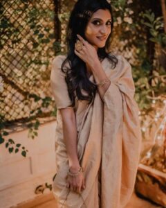 Konkona Sen Sharma Instagram - This is for all the Bharati Mondols out there, we see you and we love you. 
Thank you @filmfare for this honour! 
Thank you @neeraj.ghaywan for trusting me with Bharati Mondol. 
Thank you to the entire team of Geeli Puchi!
Thank you to @yashicadutt ‘s book Coming Out As Dalit and Erika Linder’s (@richiephoenix) performance in Below Her Mouth for inspiring me. 
♥️♥️♥️

Styling: @damini_styles 
Saree: @makutextiles 
Blouse: @divyabydivyaanand
Earrings: @motifsbysurabhidiwania x @sonyashaikh
Ring: @amrapalijewels
Bangles: @sangeetaboochra
Makeup: @tenzinseldon__
Hair: @nimishashah210
Photographer: @hitc.61