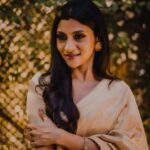 Konkona Sen Sharma Instagram - This is for all the Bharati Mondols out there, we see you and we love you. Thank you @filmfare for this honour! Thank you @neeraj.ghaywan for trusting me with Bharati Mondol. Thank you to the entire team of Geeli Puchi! Thank you to @yashicadutt ‘s book Coming Out As Dalit and Erika Linder’s (@richiephoenix) performance in Below Her Mouth for inspiring me. ♥️♥️♥️ Styling: @damini_styles Saree: @makutextiles Blouse: @divyabydivyaanand Earrings: @motifsbysurabhidiwania x @sonyashaikh Ring: @amrapalijewels Bangles: @sangeetaboochra Makeup: @tenzinseldon__ Hair: @nimishashah210 Photographer: @hitc.61