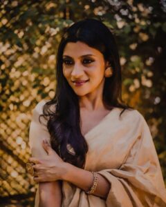 Konkona Sen Sharma Instagram - This is for all the Bharati Mondols out there, we see you and we love you. 
Thank you @filmfare for this honour! 
Thank you @neeraj.ghaywan for trusting me with Bharati Mondol. 
Thank you to the entire team of Geeli Puchi!
Thank you to @yashicadutt ‘s book Coming Out As Dalit and Erika Linder’s (@richiephoenix) performance in Below Her Mouth for inspiring me. 
♥️♥️♥️

Styling: @damini_styles 
Saree: @makutextiles 
Blouse: @divyabydivyaanand
Earrings: @motifsbysurabhidiwania x @sonyashaikh
Ring: @amrapalijewels
Bangles: @sangeetaboochra
Makeup: @tenzinseldon__
Hair: @nimishashah210
Photographer: @hitc.61