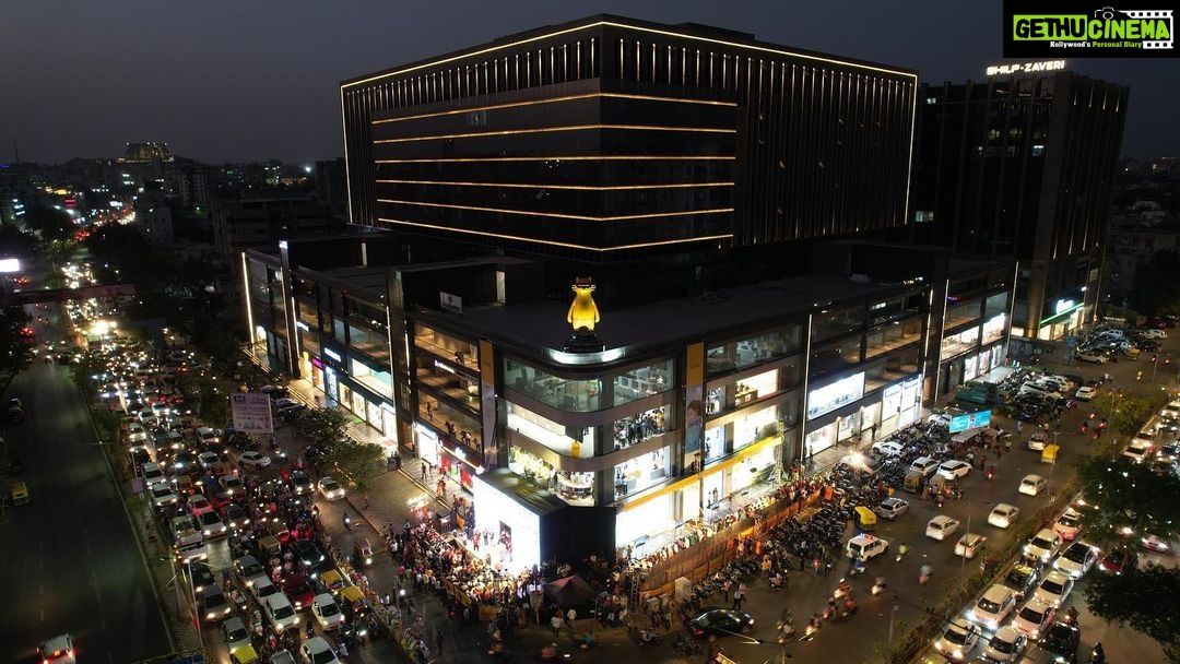Krissann Barretto Instagram - What a stunning evening with @realmeIndia! Being a part of the #realmeGlobalFlagshipStour launch was such a pleasure with thrill in the atmosphere, immersive tech experience and so much more💯 Do visit their virtual store to experience the #realmeVerse yourself. #GreatnessIsInStore