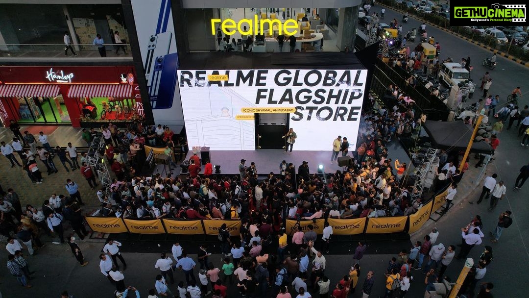 Krissann Barretto Instagram - What a stunning evening with @realmeIndia! Being a part of the #realmeGlobalFlagshipStour launch was such a pleasure with thrill in the atmosphere, immersive tech experience and so much more💯 Do visit their virtual store to experience the #realmeVerse yourself. #GreatnessIsInStore