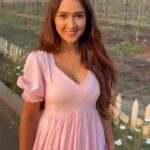 Krissann Barretto Instagram - Golden hour 😍 Outfit @bunaai Jewellery @avior.jewels #reelsinstagram #reels #outfit #indo #indowestern #dress #ootd #jewellery #pink #girl #pretty #accessories #ring #necklaces #cute #adorbs #pink #starchild #collab #kb #krissannbarretto #krissann