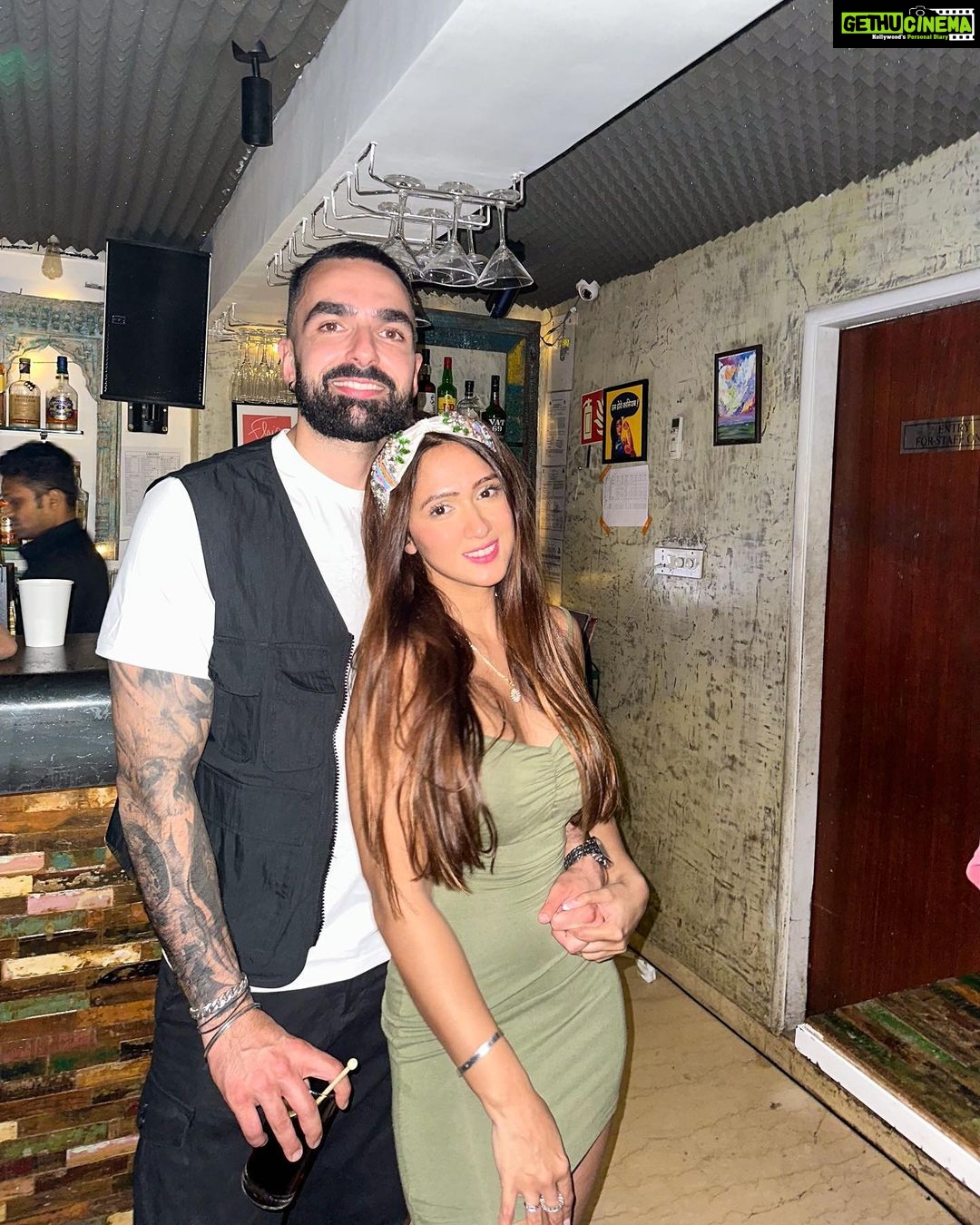 Krissann Barretto Instagram - Partners in crime, creating memories one snap at a time πΈπ #SquadGoals #DynamicDuo #InfluencerCouple #RealLife #saturdaynightlive #memoriestolastalifetime #meyoumadness #ifeelgood Veranda Bandra