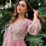 Krystle D'Souza Instagram - दिल से देसी 💕 . Outfit: @labelsanyagulati Jewelry: @gehnajewellers1 Styled by: @dinky_nirh . . . #iftaar #iftaarparty2023 #babasiddique #ritual #indianoutfit #grwm #desivibes #makeup #jewellery #shararasuit #outfit #ootd #aboutyesterday