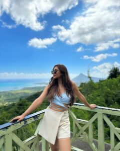 Krystle D'Souza Instagram - Todays lesson : When life gives you sugarcane make rum 🍹 
.
.
Today at @chamarel_rum_distillerie we learned some and drank some ! 

#chamarelrumdistillery #rhumriechamarel #MauritiusNow
#FeelOurIslandEnergy
#mauritiustourism @mauritius.tourism
.
.
TOP - @kene.co_ x @vblitzcommunications 💙