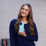 Krystle D'Souza Instagram - Everyone needs a little magic in everyday moments. I found it in my new #vivoV25Pro that comes with color-changing Fluorite AG Glass design. It looks #Magical from every angle. Thanks @vivo_india for designing this phone that will surely #DelightEveryMoment​ ​ #vivoV25Pro #MagicalPhone #DelightEveryMoment