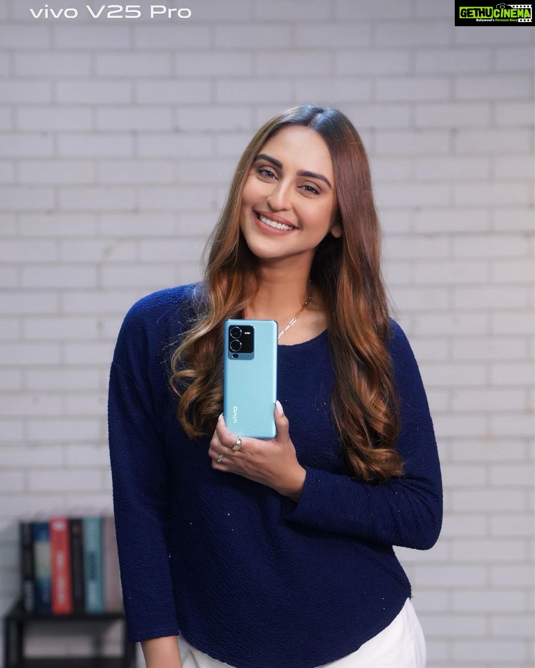 Krystle D'Souza Instagram - Everyone needs a little magic in everyday moments. I found it in my new #vivoV25Pro that comes with color-changing Fluorite AG Glass design. It looks #Magical from every angle. Thanks @vivo_india for designing this phone that will surely #DelightEveryMoment #vivoV25Pro #MagicalPhone #DelightEveryMoment