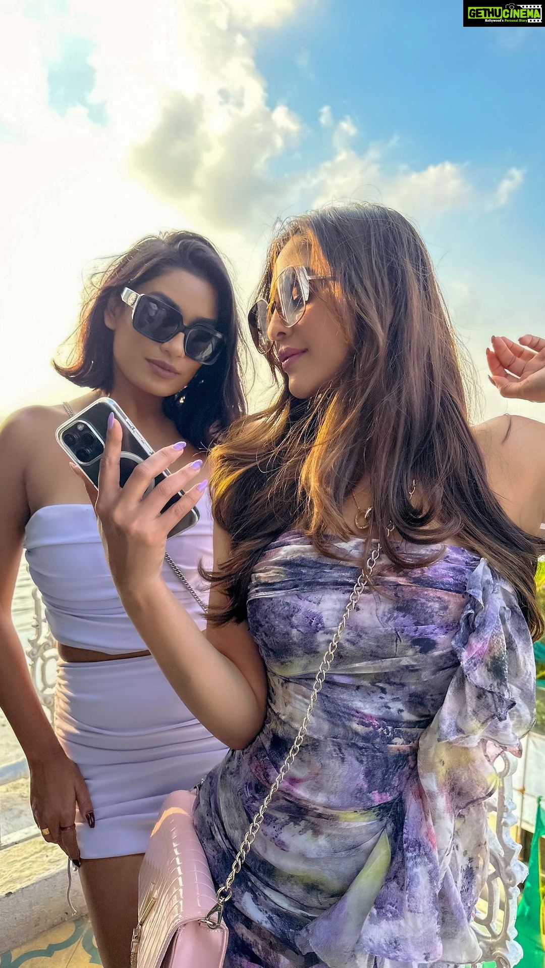 Krystle D'Souza Instagram - Girls , tell us we are all the same 🤝🏼
