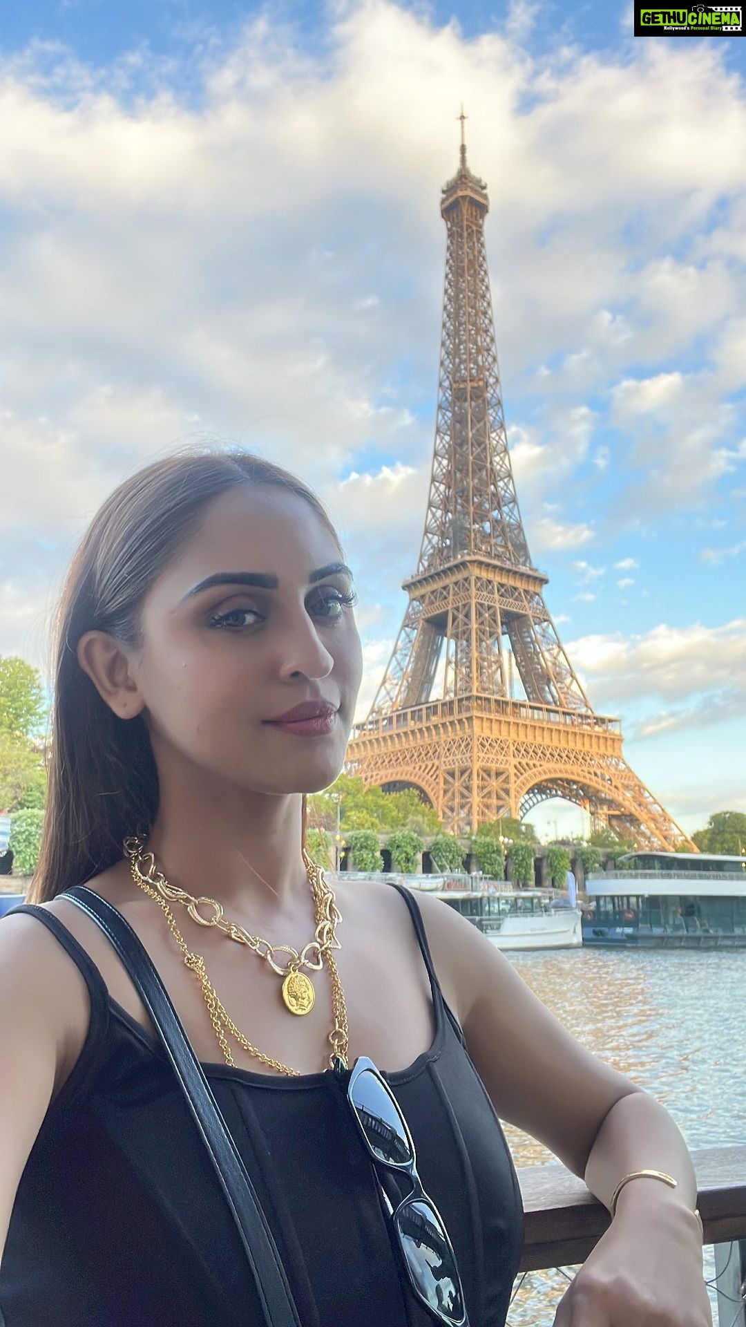 Krystle D'Souza Instagram - Paris⦠you have my heart š§”