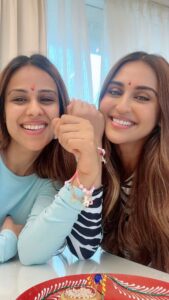 Krystle D'Souza Instagram - सारी उमर हमें संग रहना है ! … we took this line too seriously 🫶🏼♾ . . . #rakshabandhan #rakhi #jeeman #ehmmbh #niasharma #krystledsouza #sister #rakhi2022