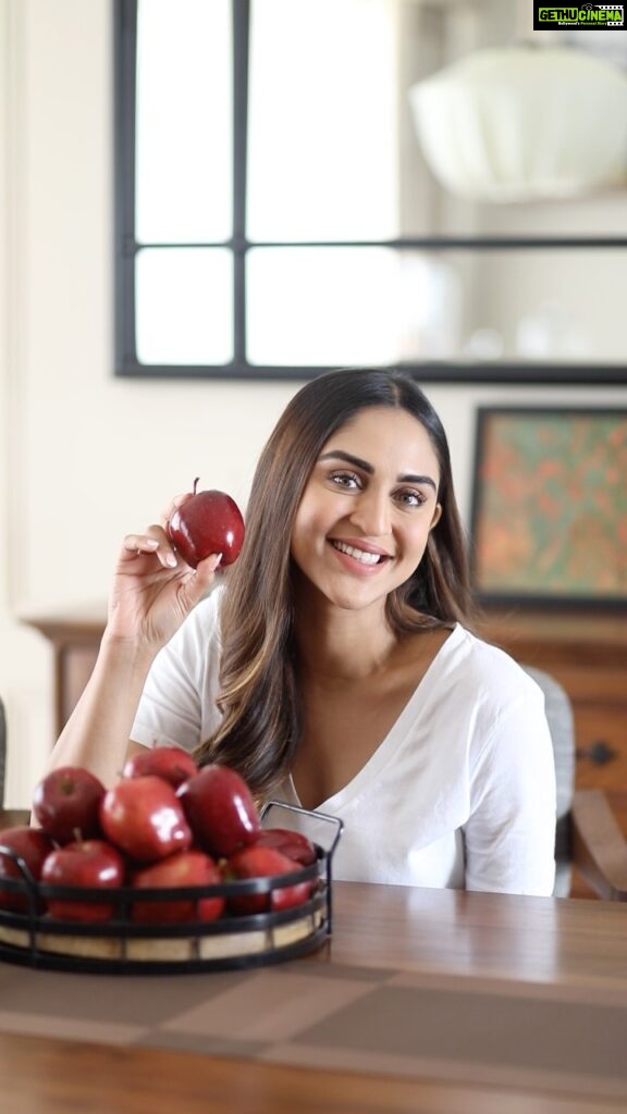 Krystle D'Souza Instagram - Washington apples are crunchy, sweet and satisfying. Include it as part of a smart diet. #WashingtonApples #WashingtonApplesIndia #KuchhKhaasHai #Health #Nutrition #Apples