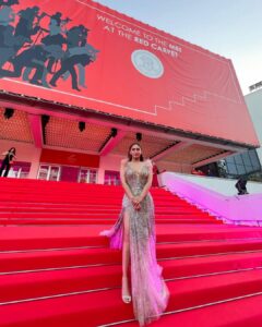 Krystle D'Souza Instagram - Jab We MET ! 
Think. Manifest. Believe. ♾️ 
.
.
Walking up these stairs felt surreal. 
Can’t wait for the real deal someday! Till then i’ll live in my La La land ❤️
.
.
.

#2022 #throwback #MET #redcarpet #manifestation #thoughtsbecomethings
