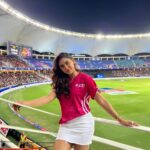 Krystle D’Souza Instagram – #ad Watched Dubai IL T20 Finals Live !
@sportsbuzz.11 
USE MY COUPON CODE : KRYSTLE100
#buzzmakers #sportsbuzz11 
@tgbtroop Dubai Stadium Sports City