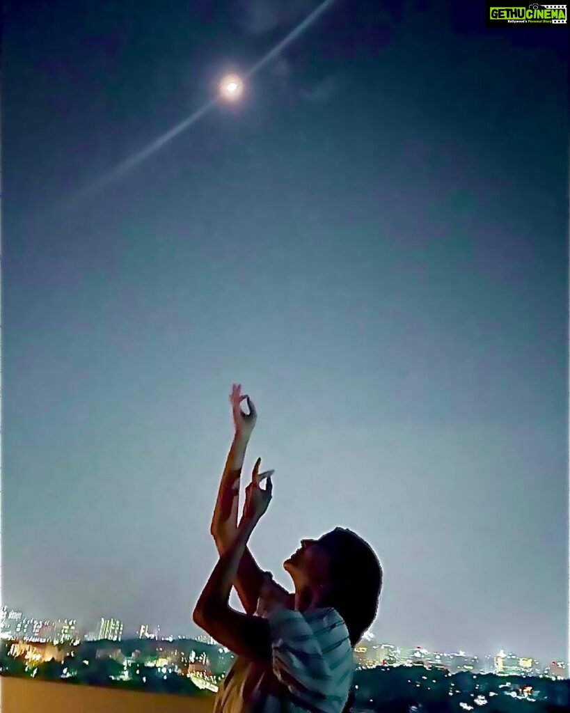 Lakshmi Manchu Instagram - A duet with the moon 🌝 . #solotime #feels #onewiththeuniverse 📸 : @sowmyavanga9 🥰