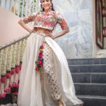 Lakshmi Manchu Instagram - When in doubt, wear White🤍 PS: Was too scared to get henna stain on this gorgeous outfit😬 Outfit @shraddharambhia_official Makeup Artist @vibhu_makeupartist Jewellery @sheetalzaveribyvithaldas Hair Stylist @manasamakeup Stylist @6shweta #MehendiOutfit #MehendiReady #SimplyBeautiful #WhiteHot