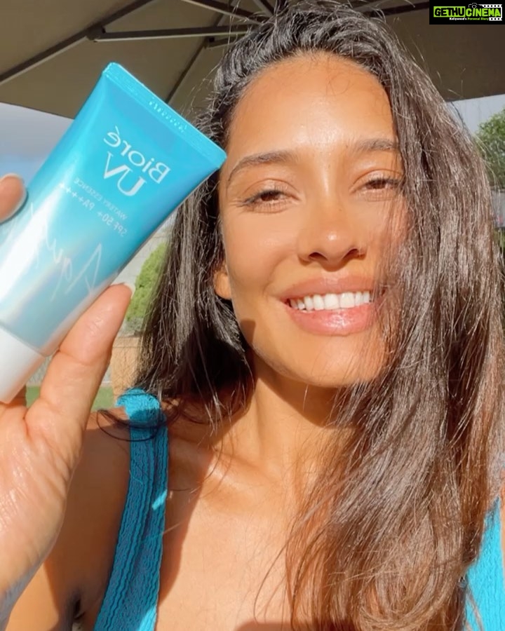 Lisa Haydon Instagram - Did you know that the sun's harmful UV rays can damage your skin even in the comfort of your own home? So even though we are mostly at home these days….STILL, don’t forget your sunscreen! #EverydayHighProtectionfromUVrays #Skinvestment #PR #BioreAmbassador #WondrousWateryShield #ProtectLikeAPro @bioreindia