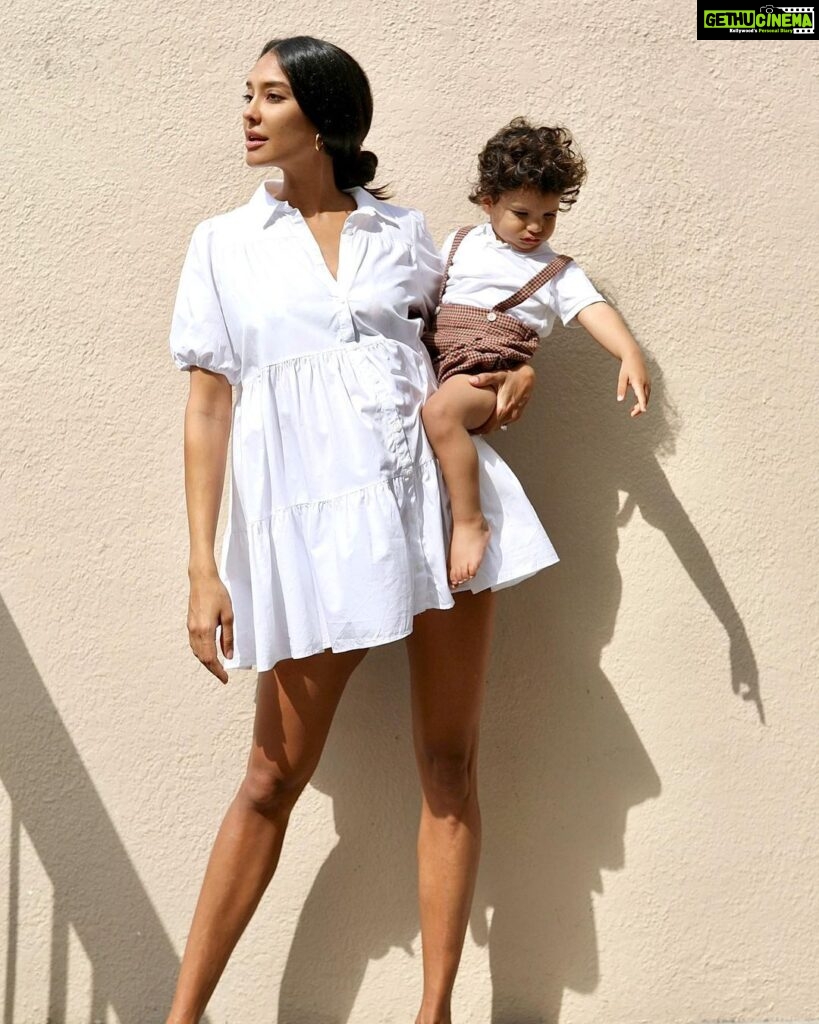 Lisa Haydon Instagram - Didn’t get to post my full story today- duty called! This dress has fit from non pregnant life, till now, almost 9months pregnant and beyond. Faithful @zara 🤍 📸 @lamma