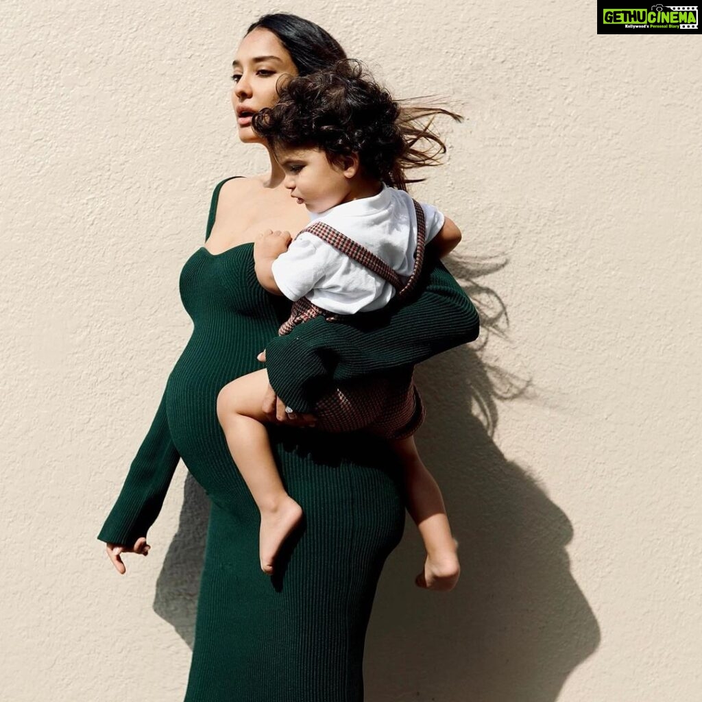 Lisa Haydon Instagram - It’s taken three pregnancies to figure out how to dress my bump. And I still find it quite a struggle sometimes. Some might say I don’t wear much when I’m pregnant and that is also true. I have subscribed to “if nothing fits don’t wear it”, in the past. However, after 4 consecutive years of shape shifting and, this most likely to be my last pregnancy, I thought to talk about what’s worked for me. This is a dress I wear for most of our evening going out type of occasions. It’s super stretchy and one of the few things I bought this pregnancy. I’ve mainly worn stuff that will work with and without a bump to ensure everything is usable long term. Leo just won’t let me put him down these days and most every shoot done at home becomes a family affair 😝... life doesn’t stop for the gram. Tap for tags.