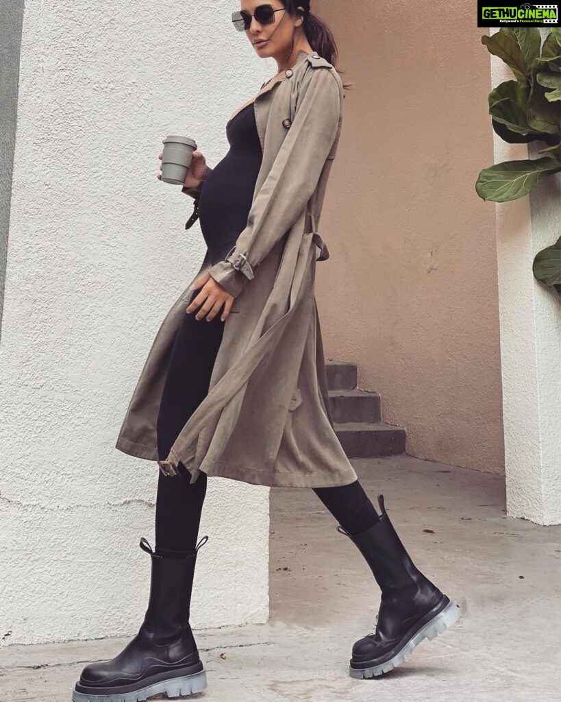 Lisa Haydon Instagram - @bumpsuit uniform