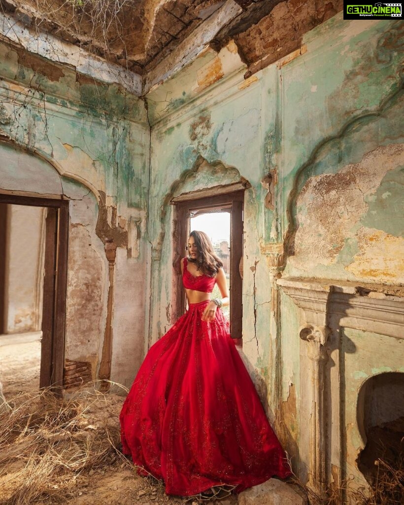 Lisa Haydon Instagram - Tis’ the season to wear red @ridhimehraofficial